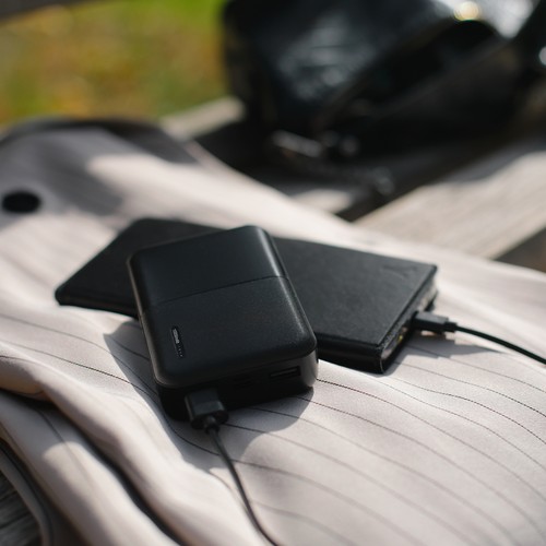 BATTERIE DE SECOURS EN PLASTIQUE RECYCLÉ ULTRA COMPACTE - 10 000 MAH - NOIRE