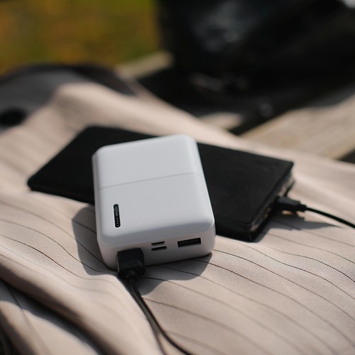 BATTERIE DE SECOURS EN PLASTIQUE RECYCLÉ ULTRA COMPACTE - 10 000 MAH - NOIRE - 2