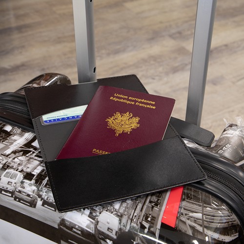 PORTE-PASSEPORT / CARTE GRISE / ASSURANCE  EN SIMILI-CUIR LISSE MARRON