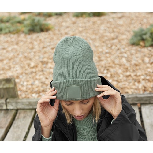 Bonnet avec empiècement carré
