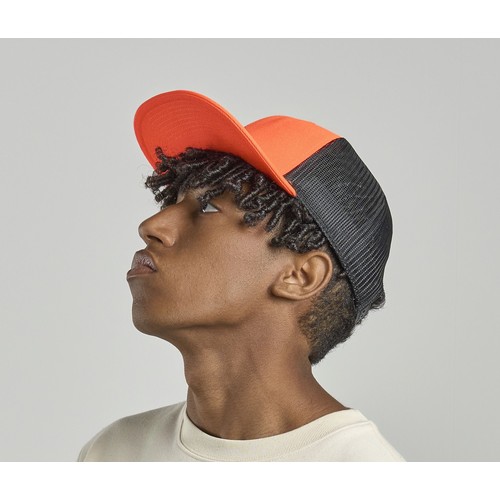 Casquette visière plate style trucker