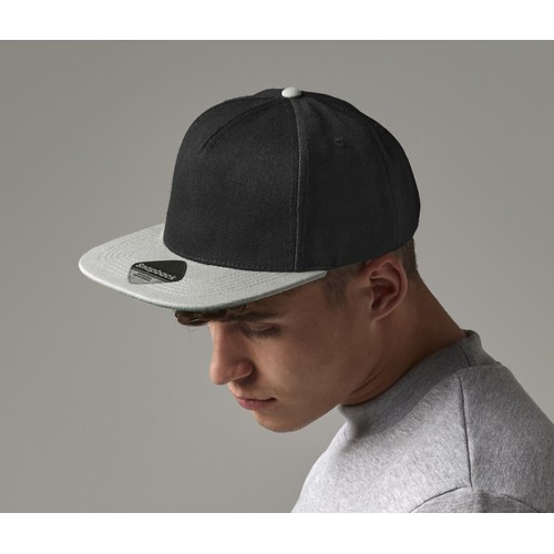 Casquette style rappeur avec visière contrastée