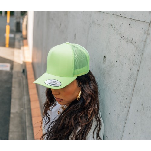 Casquette style trucker fluo