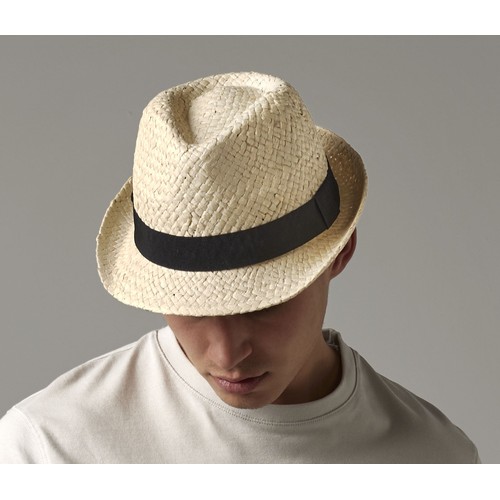 Chapeau en papier tressé imitant la paille