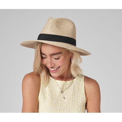 Chapeau en papier tressé imitant la paille