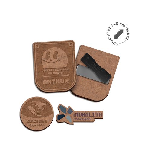 BADGE SUR-MESURE MDF EP 3 mm AVEC AIMANT ENTRE 20 cm2 ET 40 cm2 MAXI - 1