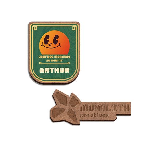 BADGE SUR-MESURE MDF EP 3 mm AVEC AIMANT ENTRE 20 cm2 ET 40 cm2 MAXI