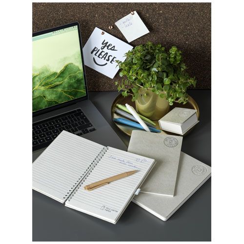 Libreta A5 con espiral fabricada a partir de cartones de leche recilados 