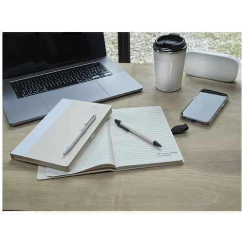 Set de libreta de referencia de tamaño A5 y bolígrafo fabricados con cartones de leche reciclados 