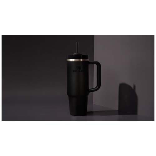 black Vaso con aislamiento de acero inoxidable reciclado Stanley Quencher® H2.0 FlowState™ 890 ml