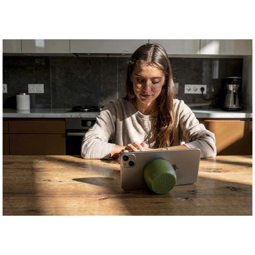 botella verde salpicada Altavoz inalámbrico magnético e impermeable Boompods Zero-Snap de 5 W