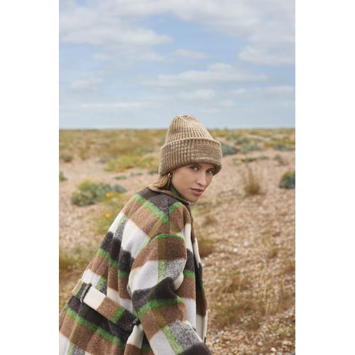 GORRO CON PARCHE DE PUNTO GRUESO<BR/>