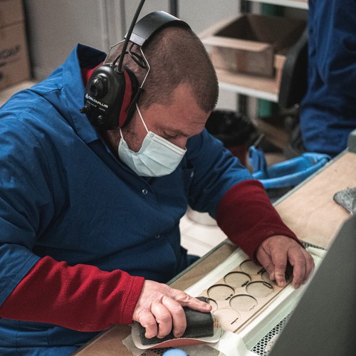 Médaille en bois gravée avec carte thumbnail 6