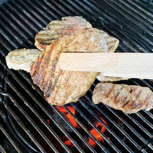 Pince à griller en bois avec décapsuleur - 4