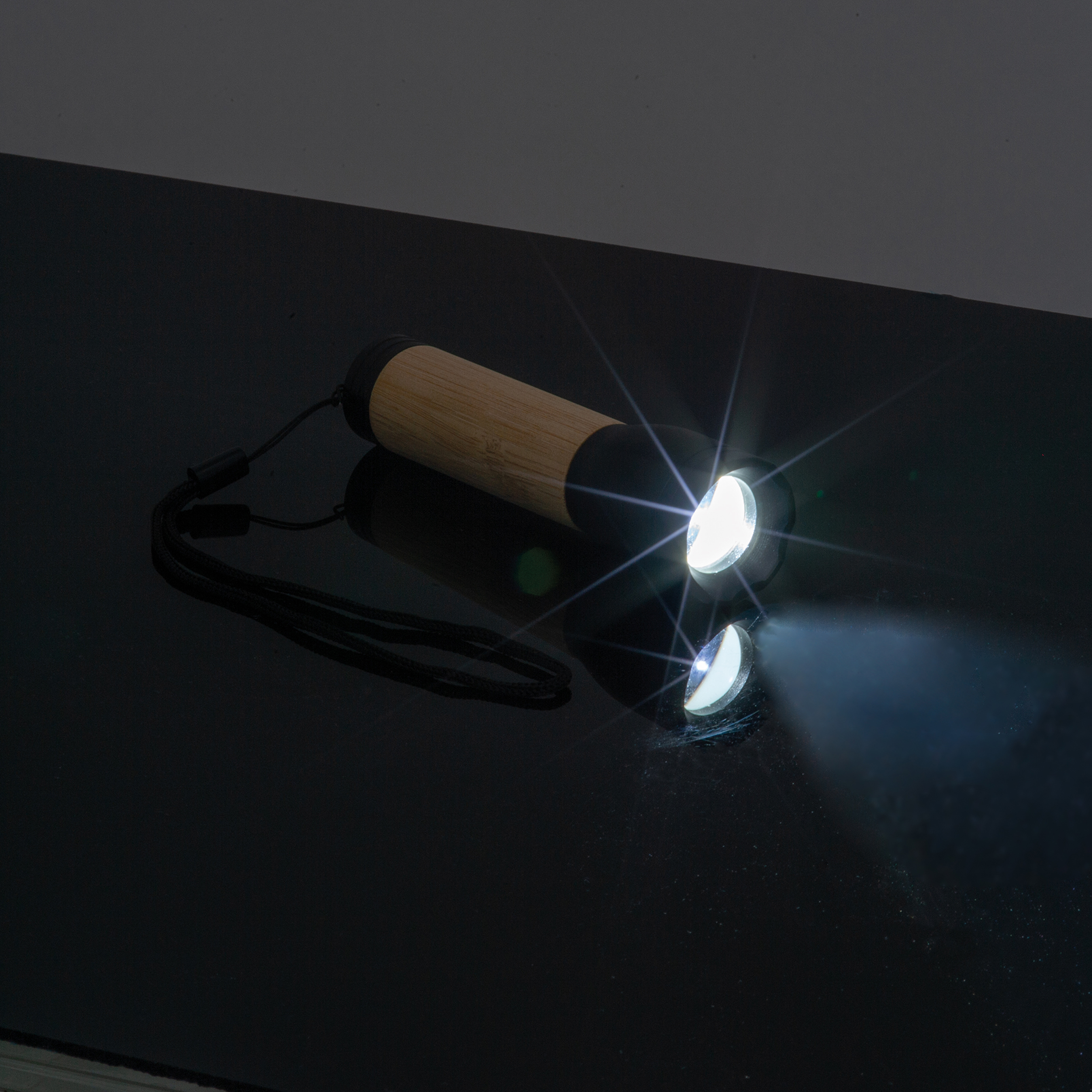 Lampe de poche en bambou TRAVIS - 2
