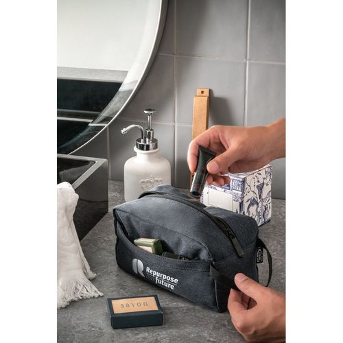 REPURPOSE BAG. Neceser fabricado en poliéster reciclado 600D