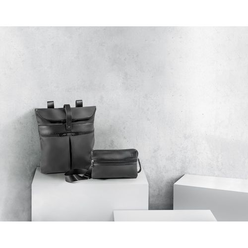 black ROVER BACKPACK. Mochila de microfibra y PU