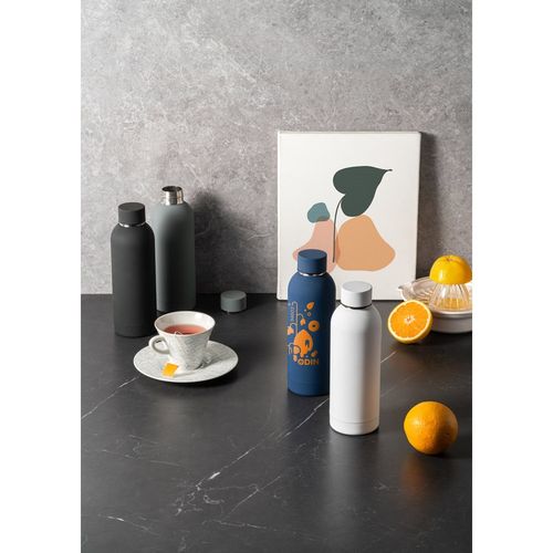 ODIN. Botella de acero inoxidable (36% reciclado) con acabado gomoso 500 mL