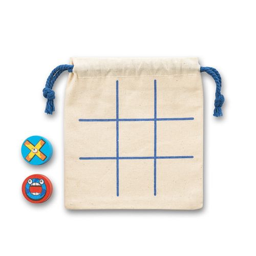 luz natural CROSSES. Clásico juego del tres en raya compuesto por 10 piezas de madera contrachapada