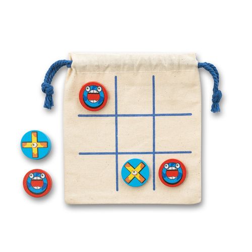 luz natural CROSSES. Clásico juego del tres en raya compuesto por 10 piezas de madera contrachapada