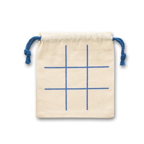 CROSSES. Clásico juego del tres en raya compuesto por 10 piezas de madera contrachapada