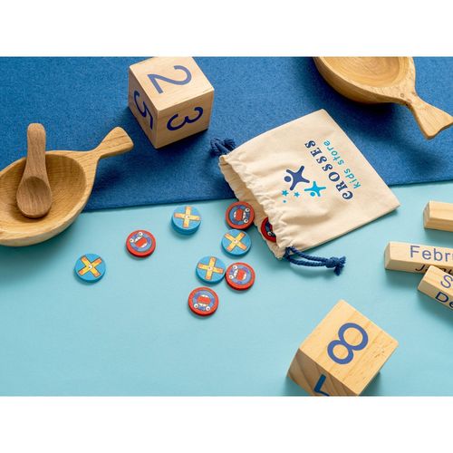 luz natural CROSSES. Clásico juego del tres en raya compuesto por 10 piezas de madera contrachapada