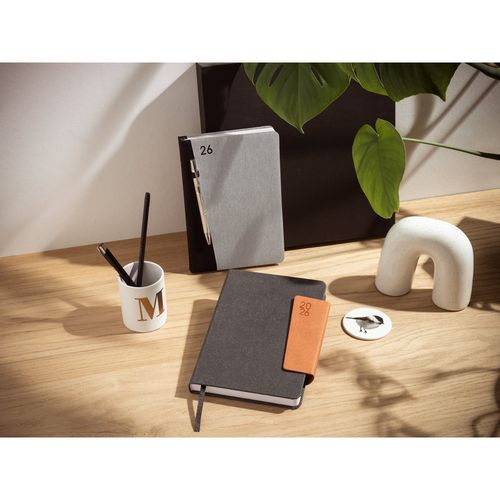 gray LARSSON A5. Agenda A5 en poliéster reciclado (100% rPET)