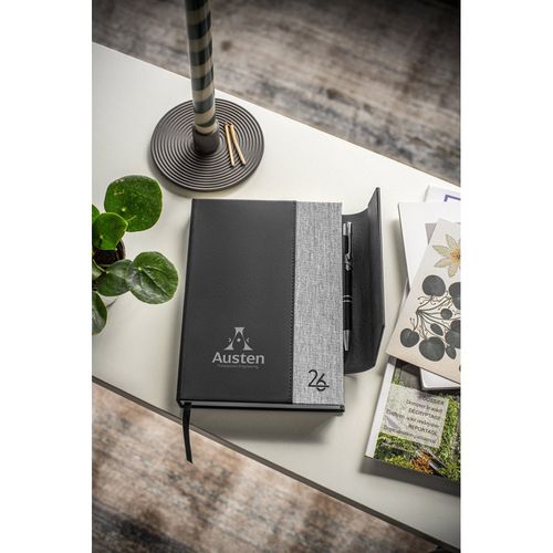 gris claro AUSTEN A5. Agenda A5 en PU (58% reciclado) y poliéster reciclado (100% rPET) 300D