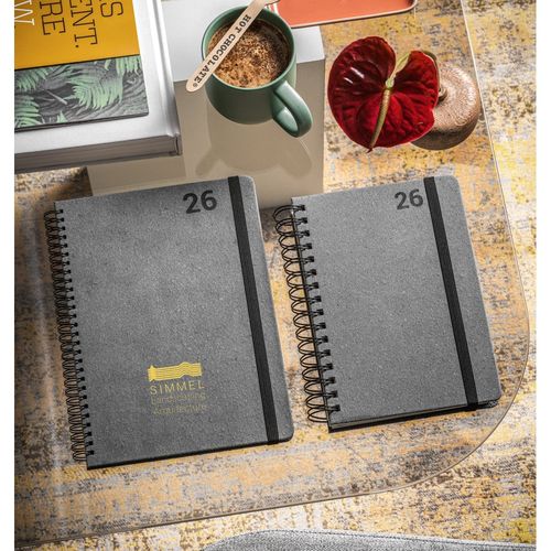 black SIMMEL B5. Agenda B5, con anillas, de cuero (58% reciclado)