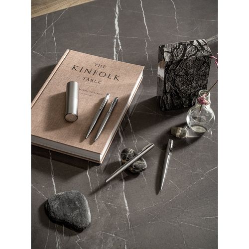 plateado satinado ALEXA. Bolígrafo con cuerpo de acero inoxidable (53% rSS) y clip