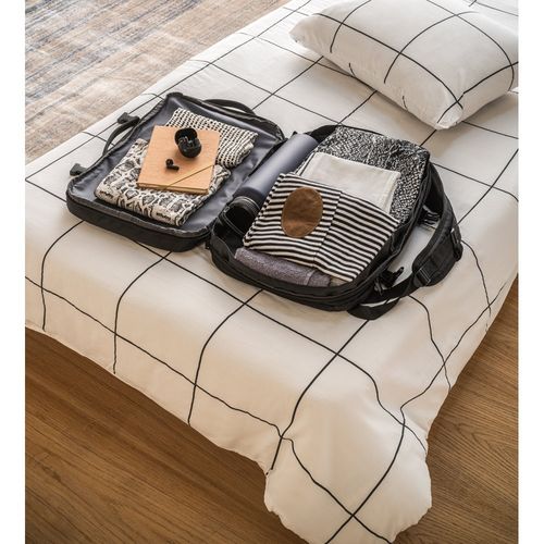 black DALLAS. Mochila de viaje de poliéster reciclado de alta densidad 600D para portátil de 17.3