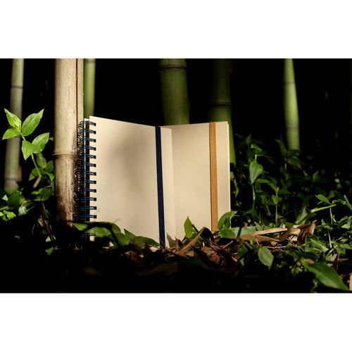 blue PROUST. Libreta A5 de anillas, tapa dura, fabricada en papel de caña de azúcar (80% caña de azúcar), con páginas lisas