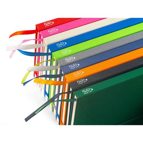 ANNE. Cuaderno A5 en poliéster reciclado (100% rPET) con páginas a rayas