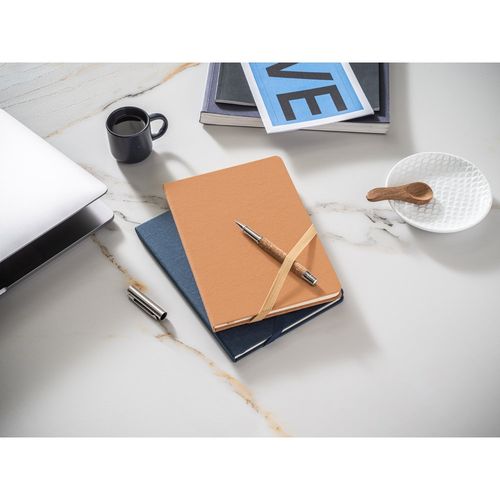 HUXLEY. Libreta A5, fabricado con papel resistente al agua, con páginas a rayas fabricadas con un material certificado FSC™ y otros materiales controlados