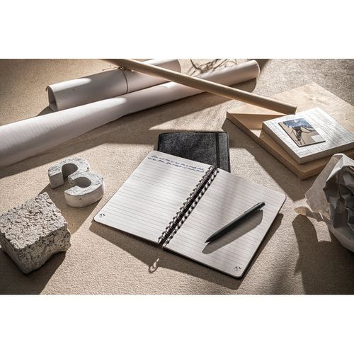 gris oscuro MISHIMA. Cuaderno A5 con tapa semidura de fieltro reciclado (100% rPET) con anillas y páginas rayadas