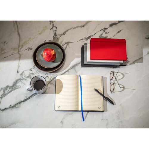 CAMPUS. Cuaderno A5 de tapa dura en PU (35% reciclado) con páginas rayadas 100% reciclado