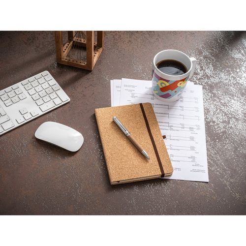 HAWKINS A5. Libreta de corcho A5 con páginas lisas en material certificado FSC™ y otros materiales sostenibles,