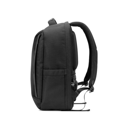 black YANGON BPACK. Mochila antirrobo, en sarga con revestimiento hidrófugo y poliéster reciclado 600D, para portátil de 17.3