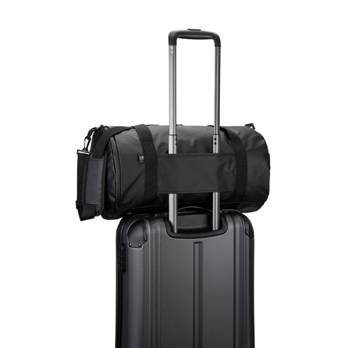 OSASCO SPORT. Bolsa de deporte de forma cilíndrica fabricada en poliéster reciclado 600D de alta densidad con compartimento lateral para zapatillas