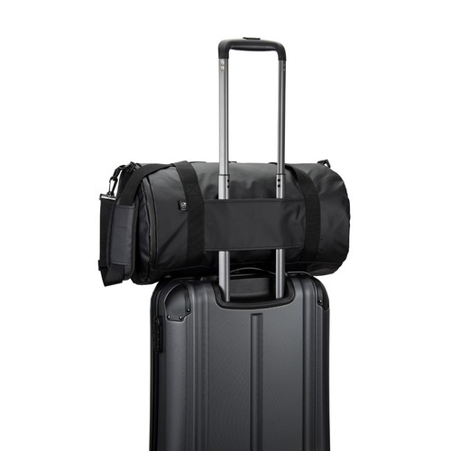 azulón OSASCO SPORT. Bolsa de deporte de forma cilíndrica fabricada en poliéster reciclado 600D de alta densidad con compartimento lateral para zapatillas