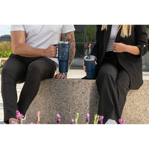 JOYNER XL. Vaso de viaje grande de acero inoxidable (91 % reciclado) con aislamiento al vacío de doble pared y acabado mate de 1300 ml
