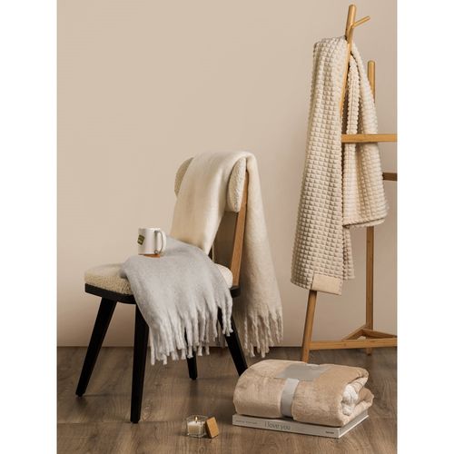 beis COMFY. Manta de poliéster reciclado (100 % rPET) (300 g/m²), con tacto de mohair