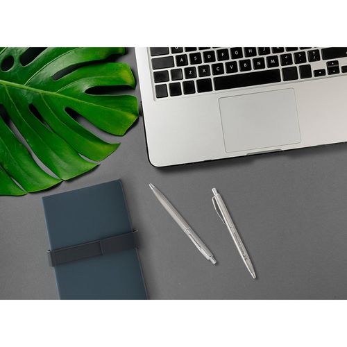 DOOLI. Stylo à bille en acier inoxydable (53 % recyclé), avec corps brillant - 6