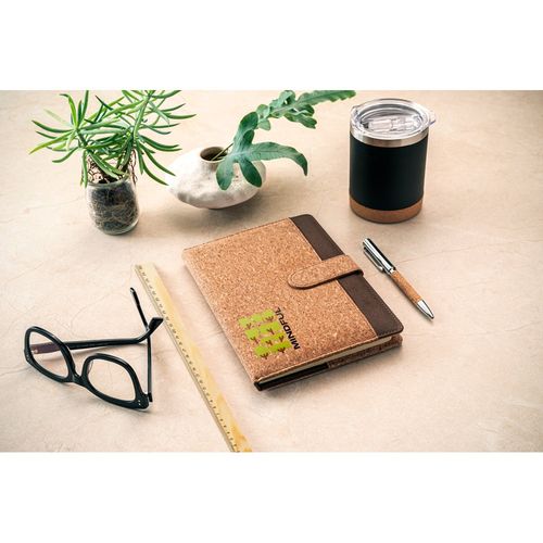 FIELDING. Carpeta A5 de corcho y poliéster reciclado (100% rPET) con bloc de notas extraíble