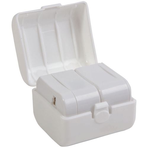 Adaptateur prise universelle avec poche en plastique. Input et Output : 100-125V 6A ou 110 - 2