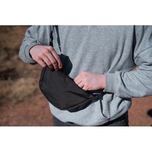 Sac banane en bandoulière en rPET AWARE™ Crescent - 15