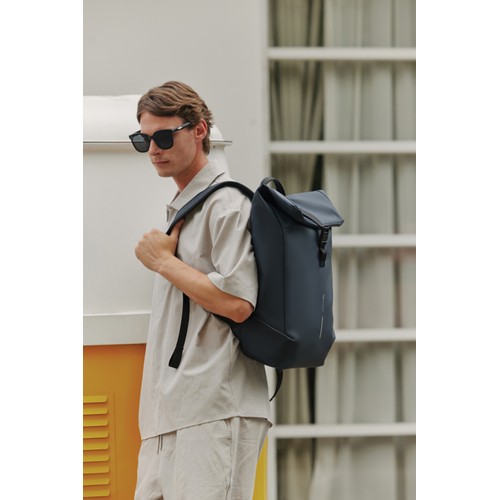 Mochila urbana resistente al agua con solapa