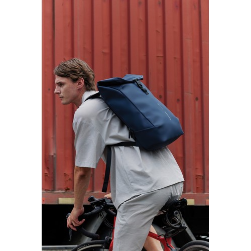 Mochila urbana resistente al agua con solapa