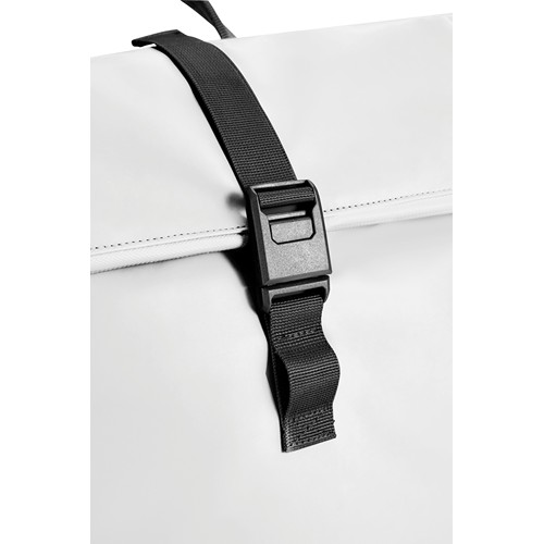 Mochila urbana resistente al agua con solapa