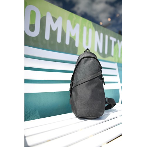 black Bolsa bandolera de rPET Renew AWARE™